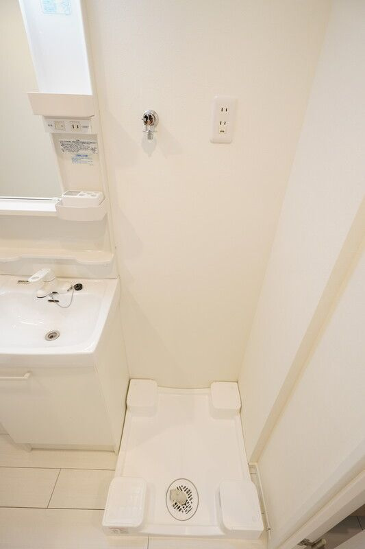 プレジール三軒茶屋 の洗面所|■収納＆鏡付き独立洗面台♪☆室内洗濯機置き場☆