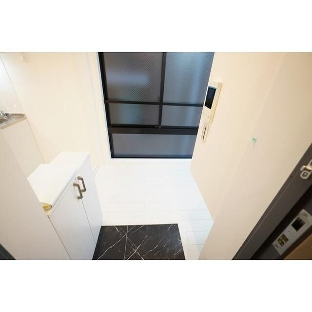プレジール三軒茶屋 の玄関|■モニタ付インターホン付き玄関■シューズラック■ダウンライト