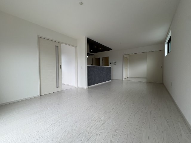 【内装】 | 福岡市南区皿山4丁目3期　1号棟（全2棟）【仲介手数料無料・0円】 | 施工例。リビングです。施工例は完成時と異なる場合があります。