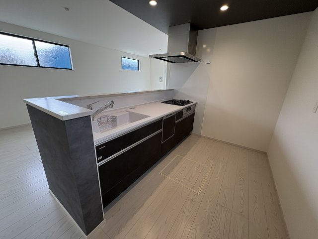 【キッチン】 | 福岡市南区皿山4丁目3期　1号棟（全2棟）【仲介手数料無料・0円】 | 施工例。施工例は完成時と異なる場合があります。