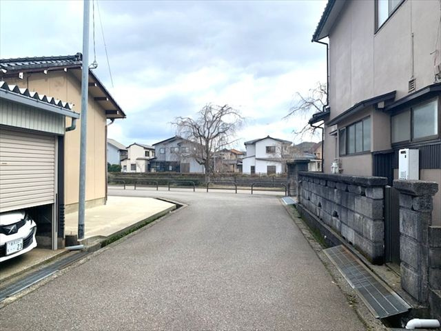【前面道路含む現地写真】の画像