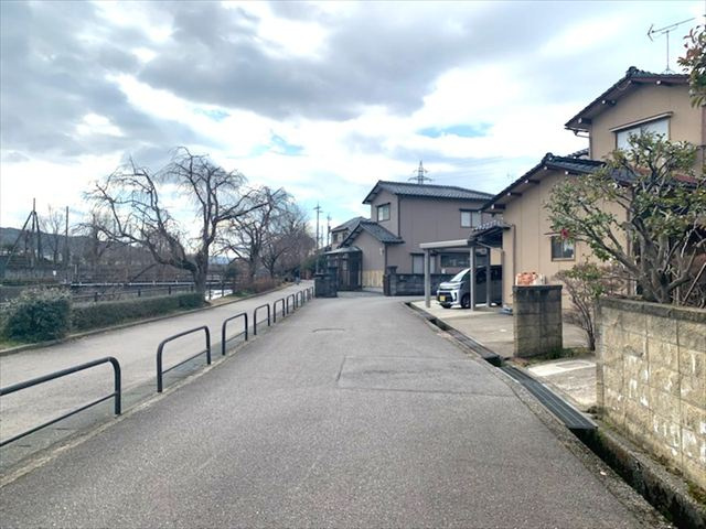 【前面道路含む現地写真】の画像