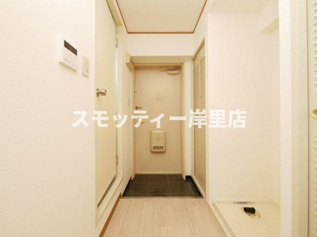 朝日プラザ岸里パサージュの玄関