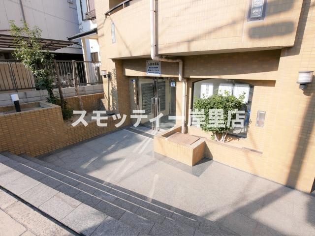 朝日プラザ岸里パサージュのエントランス