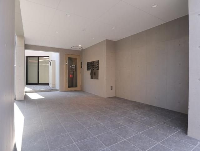 中野区本町５丁目の賃貸マンションのエントランス