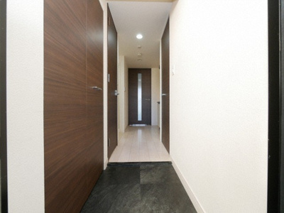 【玄関】 | ララプレイスOSAKA WEST PRIME | 収納もある玄関です