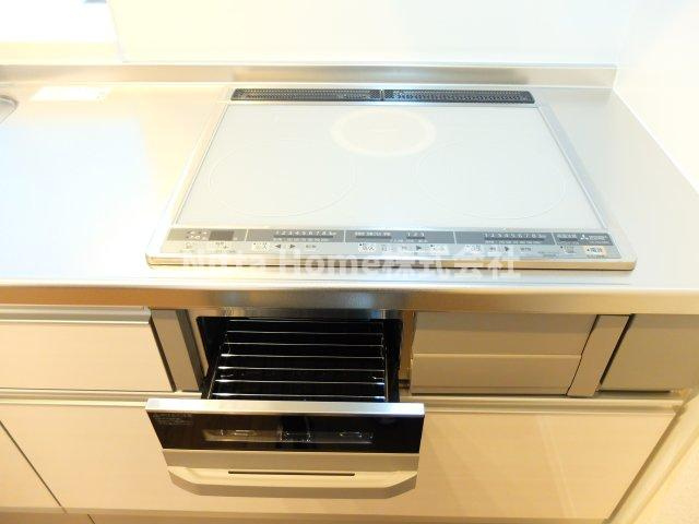 べルテ本郷口のキッチン|３口のＩＨコンロなので掃除や家事のしやすいキッチン◇