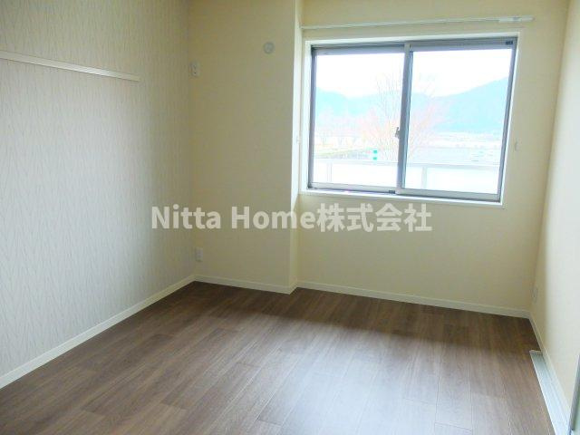 べルテ本郷口の居間・リビング|６．３帖の洋室がついているので寝室とリビングを分けられます＊