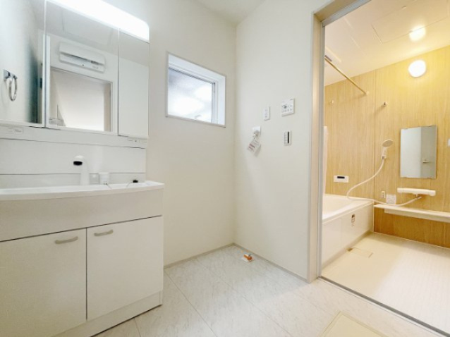 新築戸建・新築建売　飯坂町湯野字毛字【長期優良住宅】湯野小・西根中の独立洗面台|三面鏡タイプの独立洗面台で、身だしなみチェックも収納力も◎洗面まわりもすっきり清潔に保てます！