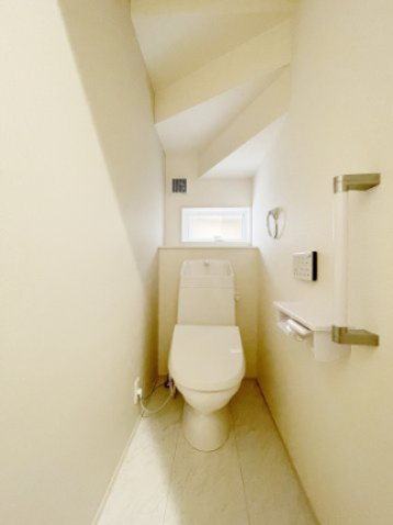 新築戸建・新築建売　飯坂町湯野字毛字【長期優良住宅】湯野小・西根中のトイレ|小窓付きで自然光が入る明るくて爽やかなトイレ空間です！タオルリング付き！