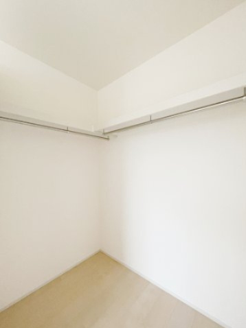 新築戸建・新築建売　飯坂町湯野字毛字【長期優良住宅】湯野小・西根中の収納|ハンガーパイプ付きのウォークインクローゼットで大切な衣類もたっぷり収納可能！季節物の整理にも便利です！