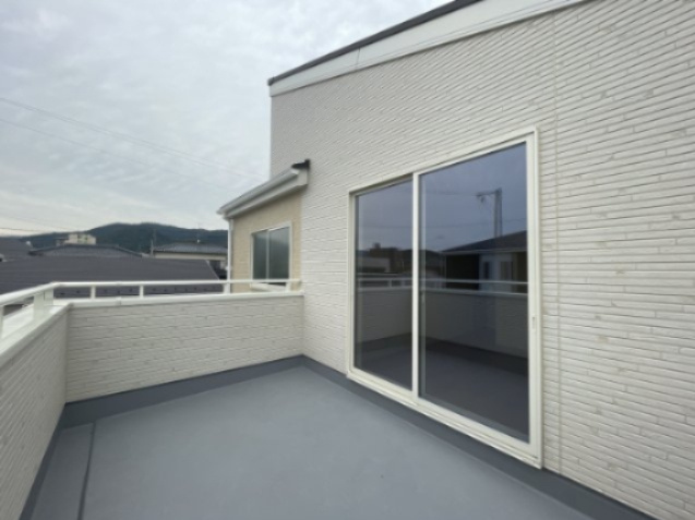新築戸建・新築建売　飯坂町湯野字毛字【長期優良住宅】湯野小・西根中のバルコニー|奥行きのある広々としたバルコニーは、休日に読書やお昼寝をして寛げるスペース♪