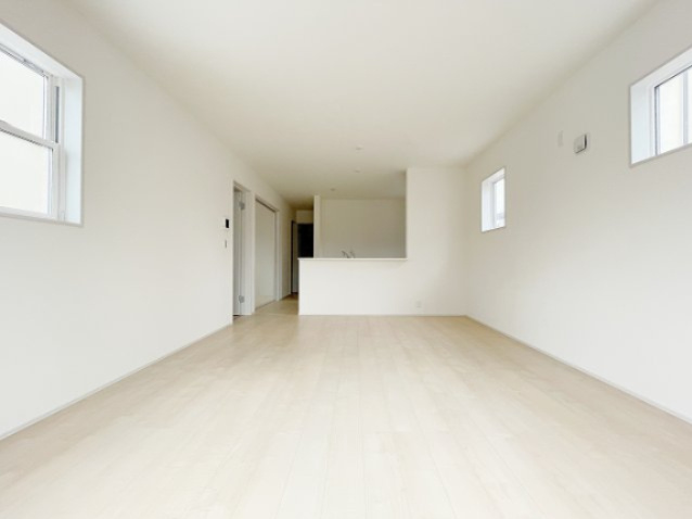 新築戸建・新築建売　飯坂町湯野字毛字【長期優良住宅】湯野小・西根中の居間・リビング|白を基調とした内装は空間を広く見せナチュラルで洗練された印象を与えます♪