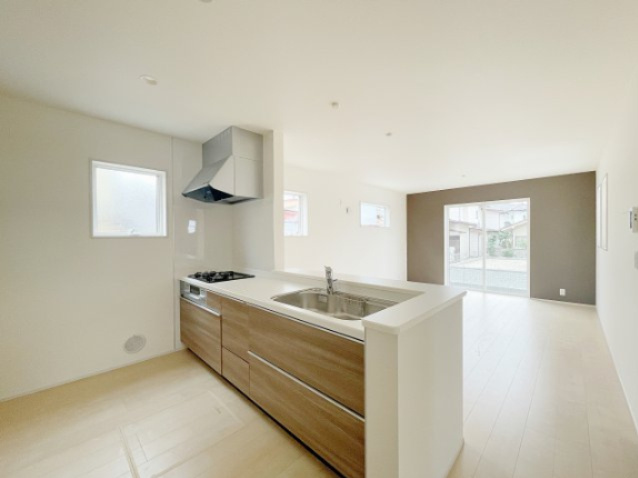 新築戸建・新築建売　飯坂町湯野字毛字【長期優良住宅】湯野小・西根中のキッチン|カウンター越しに会話が弾む、家族とのつながりを感じられる対面キッチンです！