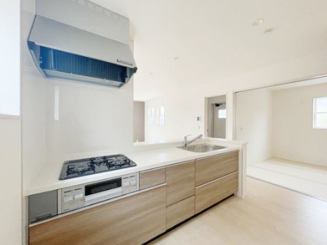 新築戸建・新築建売　飯坂町湯野字毛字【長期優良住宅】湯野小・西根中のキッチン|火力たっぷりの３口コンロで同時進行で複数のおかずが作れます♪