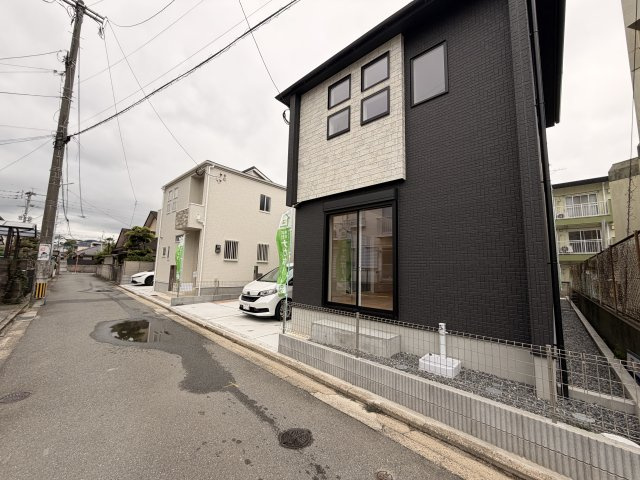 福岡市早良区飯倉5丁目　1号棟の前面道路含む現地写真