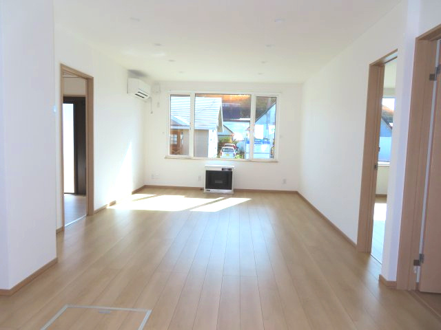 【居間・リビング】 | 北見市北央町１１０番地１０３、１１０番地１０２　平家建中古売家