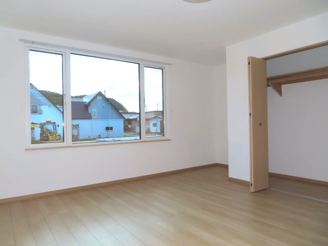 【洋室】 | 北見市北央町１１０番地１０３、１１０番地１０２　平家建中古売家 | 10.5帖洋室