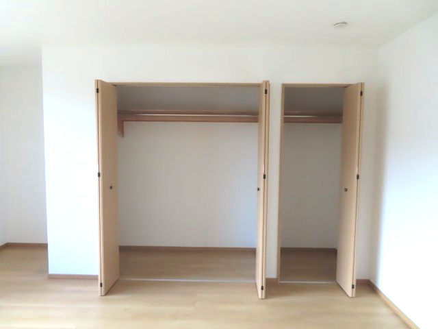 【収納】 | 北見市北央町１１０番地１０３、１１０番地１０２　平家建中古売家 | 10.5帖洋室収納