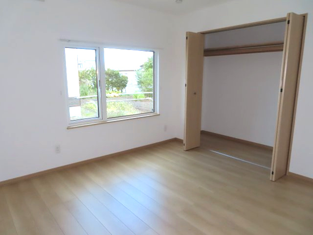 【洋室】 | 北見市北央町１１０番地１０３、１１０番地１０２　平家建中古売家 | 8.5帖洋室