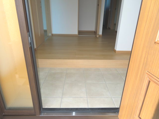 【玄関】 | 北見市北央町１１０番地１０３、１１０番地１０２　平家建中古売家 | 玄関（内観）