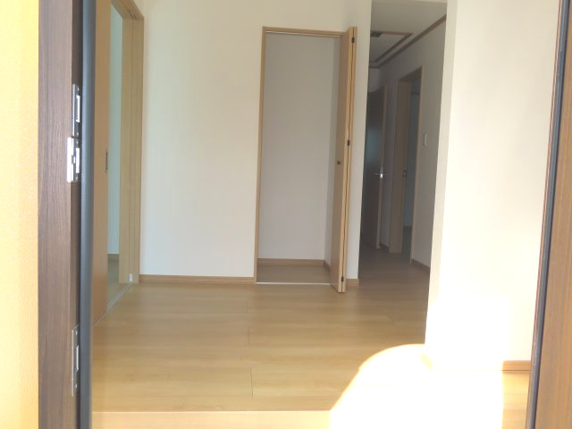 【玄関】 | 北見市北央町１１０番地１０３、１１０番地１０２　平家建中古売家 | ホール（正面に収納有り）