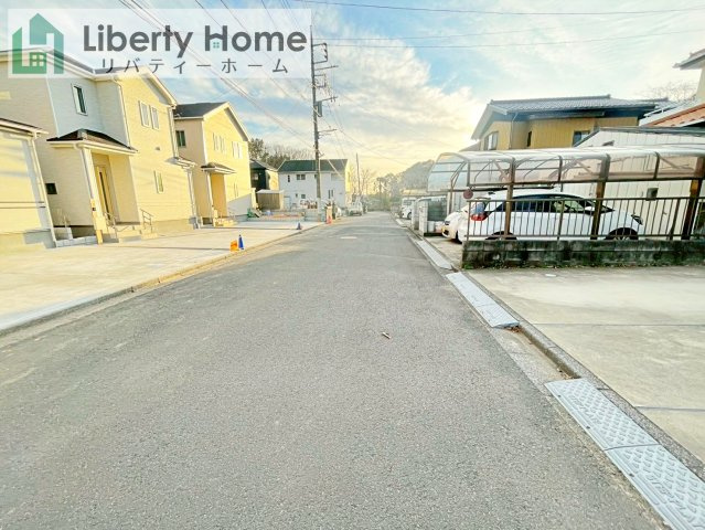 守谷市薬師台7丁目　新築戸建　A号棟の前面道路含む現地写真