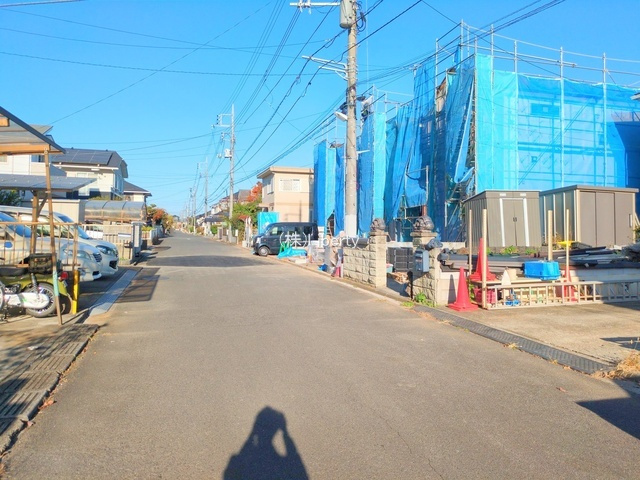 守谷市薬師台7丁目　新築戸建　A号棟の前面道路含む現地写真
