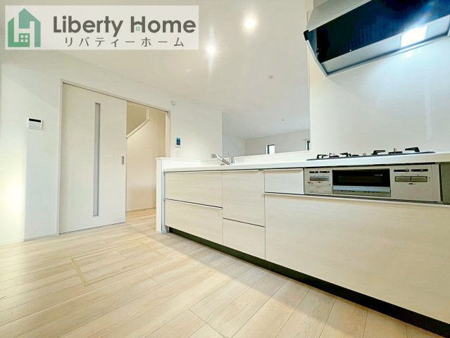 守谷市薬師台7丁目　新築戸建　A号棟の前面道路含む現地写真