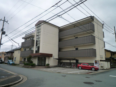 マンション梨花の外観|駐車場が１台無料で使用できます◎スーパーなどが徒歩近い場所！