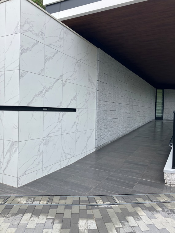 プラウド青葉台のエントランス