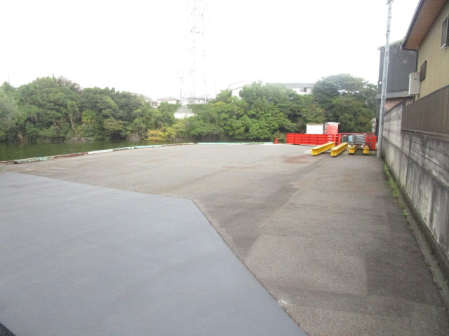 堺市美原区平尾の倉庫の駐車場