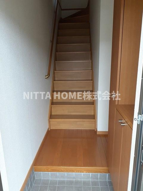 アーバン縄手Ａの玄関|居住スペースは2階です★