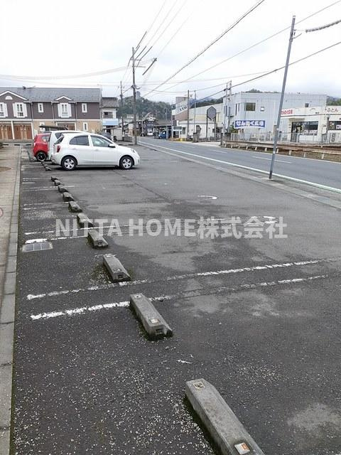 アーバン縄手Ａの駐車場|敷地内に駐車場も完備！