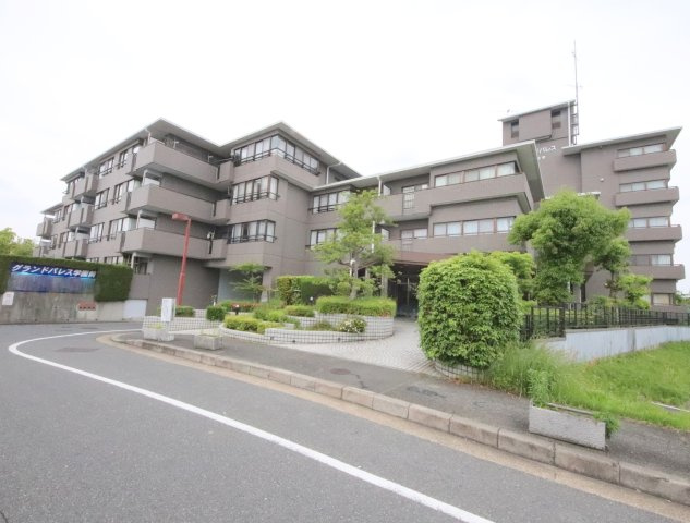 奈良市西登美ヶ丘２丁目の賃貸マンションの駐車場