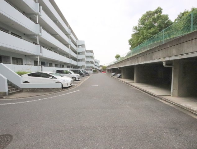 奈良市西登美ヶ丘２丁目の賃貸マンションの駐車場