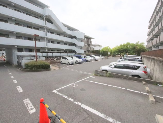 奈良市西登美ヶ丘２丁目の賃貸マンションの駐車場