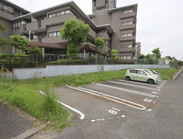 奈良市西登美ヶ丘２丁目の賃貸マンションの駐車場