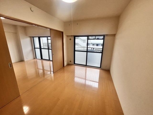 グランドパレス学園前C棟の居間・リビング