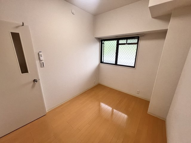 グランドパレス学園前C棟の洋室