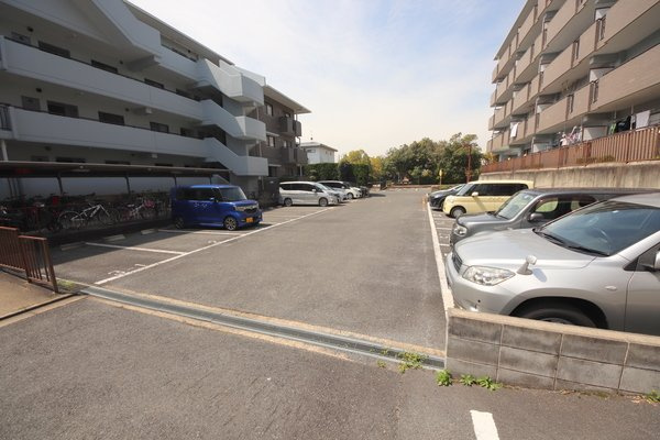 グランドパレス学園前C棟の駐車場