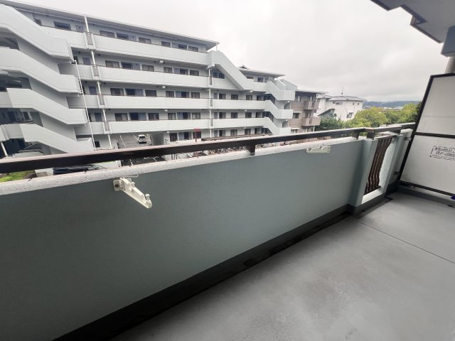 グランドパレス学園前C棟のバルコニー