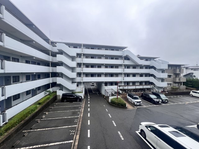 グランドパレス学園前C棟の駐車場