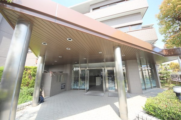 グランドパレス学園前C棟のエントランス