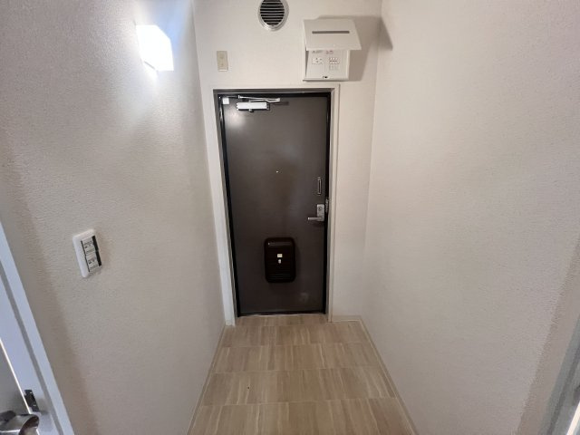 グランドパレス学園前C棟の玄関