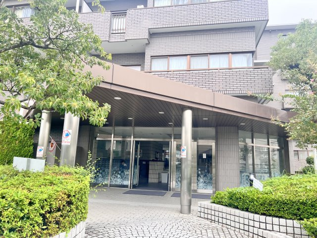 グランドパレス学園前C棟のエントランス