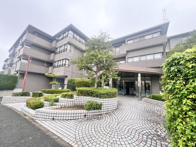 グランドパレス学園前C棟のエントランス