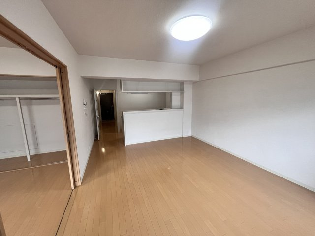 グランドパレス学園前C棟の居間・リビング