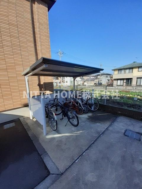 レジデンス愛Ａのエントランス|屋根付きの駐輪場は無料です●