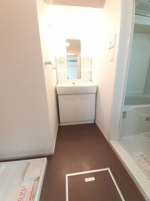 【洗面所】 | サニー・ハイフラット | 明るい洗面所です